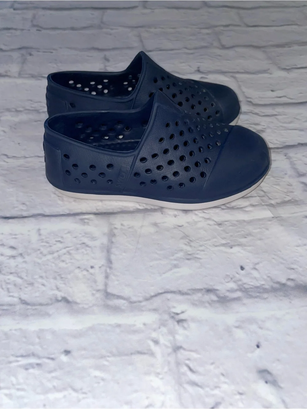 Toms Kids Navy Slip-On Perforated Water-Friendly Sandals. Size 8